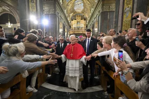 El papa celebra su primer año de pontificado; León XIV  suplica por la paz