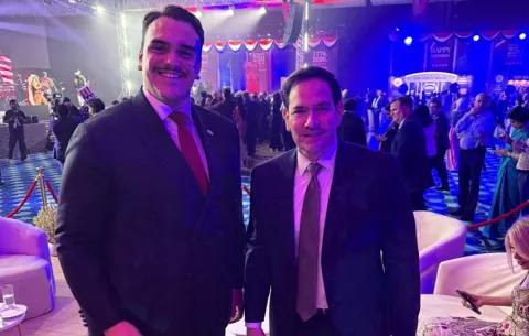 Alonso Correa, embajador de Panamá en India, sostuvo breve encuentro con Marco Rubio