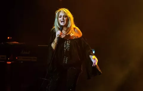 Bonnie Tyler sigue ‘gravemente’, pero estable’