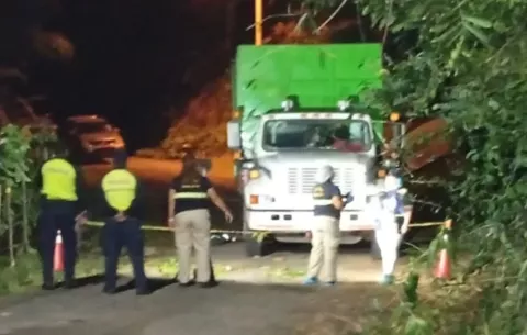 Chófer de camión recolector aplasta a su  compañero