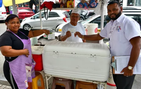 Entregan carnet de manipuladores de alimentos a expendedores de alimentos en la Zona Libre de Colón