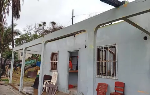 Fuerte tormenta y ráfagas de viento afectan al menos cinco viviendas en Las Tablas