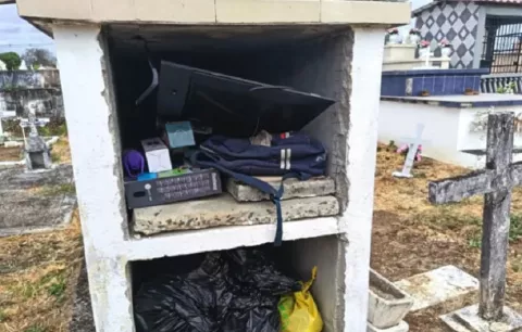 Encuentran artículos de dudosa procedencia en una tumba del cementerio de Las Tablas