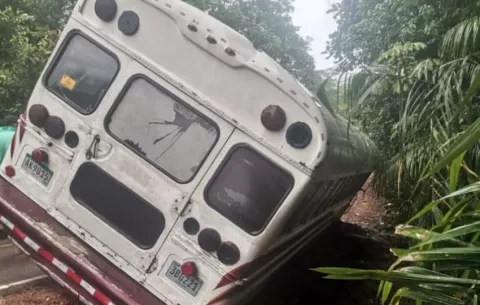 Pasajeros vivieron para contarlo; bus de la ruta Costa Arriba-Colón casi se cae por un barranco
