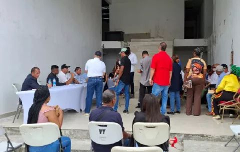 Funcionarios destituidos presionan por pagos adeudados en Colón