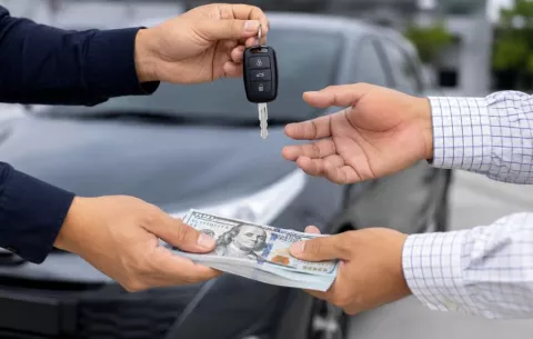 ¿Quién paga el traspaso? Lo que debe saber al comprar un auto usado