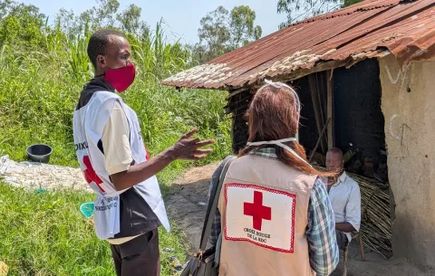 Para evitar “superpropagaciones”: Forman a voluntarios en entierros seguros contra el ébola
