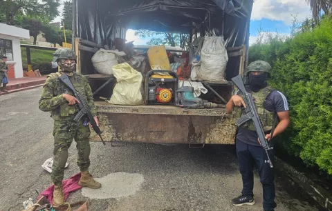 Ecuador destruye 67 campamentos de minería ilegal en parque protegido cercano a Perú 