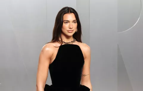 Dua Lipa demanda a Samsung por $15 millones por uso no autorizado de su imagen