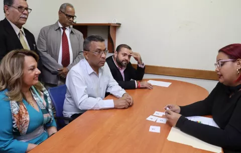 Contienda electoral por la rectoría de la UP avanza; definen orden de papeletas para elecciones 