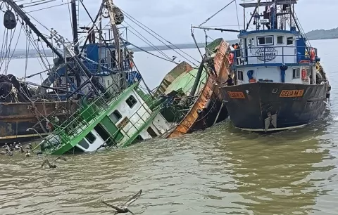 Pescadores exigen recursos para hallar a capitán que naufragó