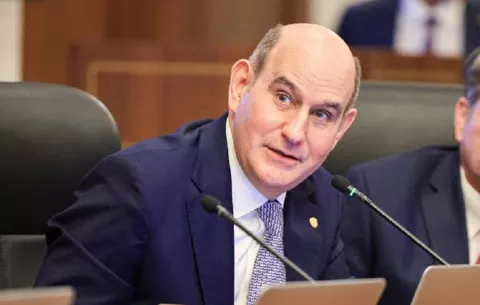 Pariente de Chapman es designado en la Superintendencia de Valores