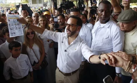 Ultraderechista Abelardo de la Espriella gana primera vuelta de elecciones en Colombia