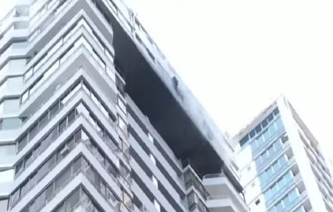 Bomberos controlan incendio en el piso 20 de un edificio en Calle Uruguay