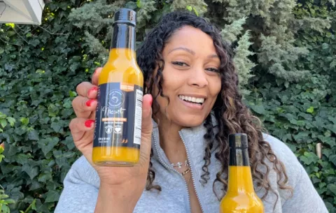 Gwendolyn Stephenson logra producir su famosa salsa en Panamá