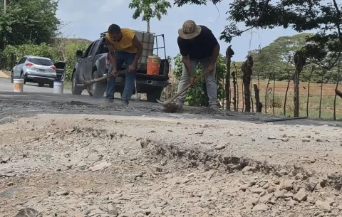 Moradores de La Arena arreglan sus vías mediante autogestión