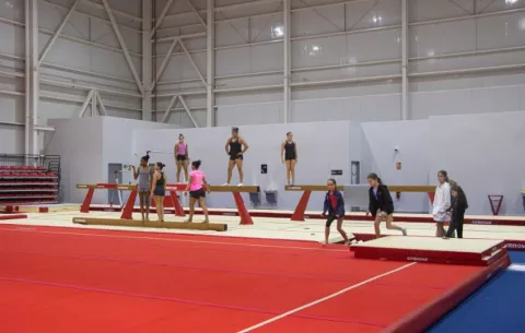 Pandeportes entrega nuevos implementos a la Federación Panameña de Gimnasia
