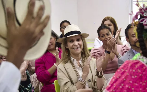 Infanta Elena visita un proyecto de apoyo educativo a madres adolescentes en Panamá