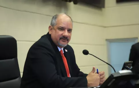 ¿Cómo se trasladaron $4.2 millones a la Asamblea sin pasar por la Comisión de Presupuesto?, pregunta que Herrera no respondió