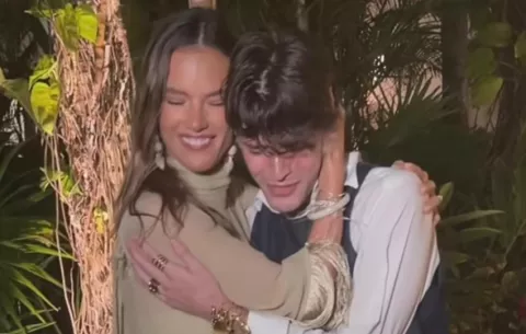 Kevin Cahill se emociona hasta las lágrimas al conocer a Alessandra Ambrosio