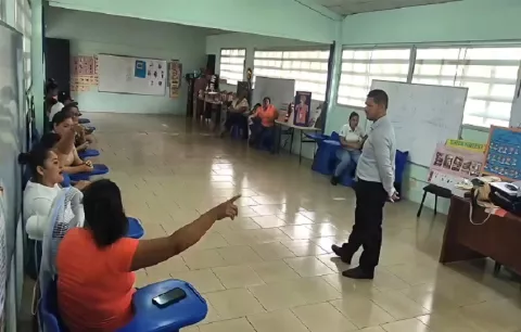 Luego de 22 días sin clases al fin llegó un maestro multigrado en Los Higos de Parita