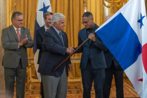 Mulino entregó el pabellón nacional a la selección de Panamá