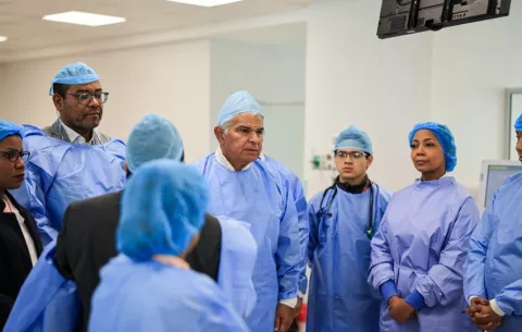Cirujanos que  realizaron la primera craneotomía por tumor cerebral en Colón reciben saludo de Mulino