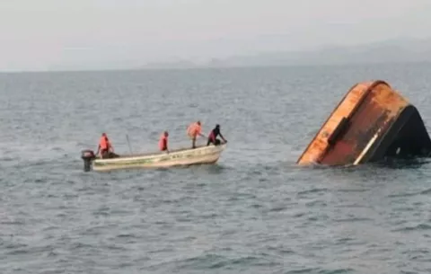 Dos desaparecidos y un muerto tras naufragio de embarcación en Puerto Caimito 