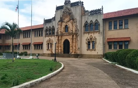 Crisis en Escuela Normal de Santiago tras salida de directora interina
