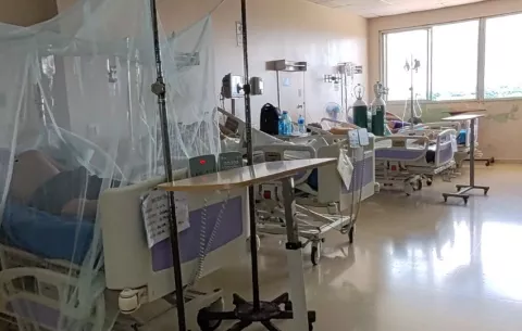 Adultos mayores encamados permanecen abandonados en hospital Nicolás A. Solano
