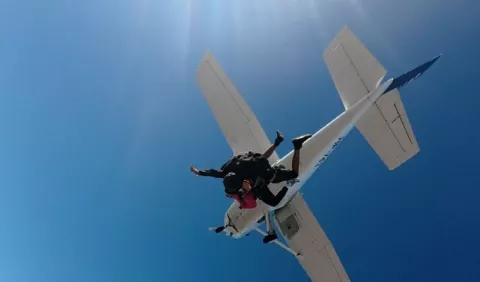 Mujeres viven con emoción el paracaidismo,  una adrenalina compartida 