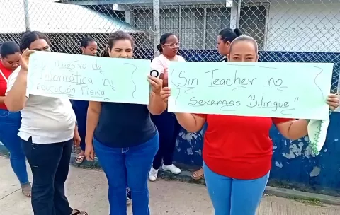 Padres de familia en Parita protestan por falta de docentes e inseguridad en plantel