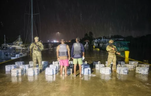 Capturan a dos colombianos al norte de Portobelo con 700 paquetes de sustancias ilícitas