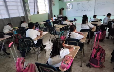 Estudiantes de primaria realizan prueba diagnóstica de español, preparada por docentes panameños