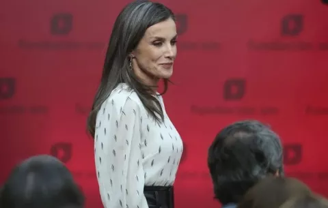 La reina Letizia dice que la lectura, además de 'analgésica', puede ser 'la razón última'