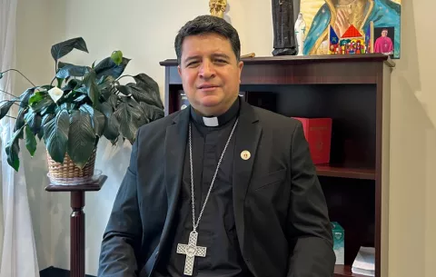 Obispo nombrado por León XIV: un salvadoreño que llegó a EE.UU. escondido en un maletero