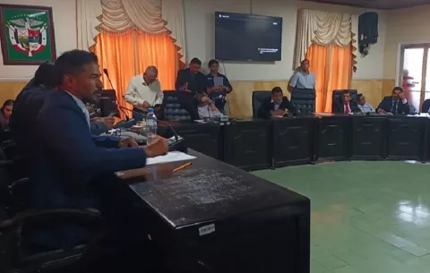 Alcalde y concejales enfrentados por obra millonaria en Santiago