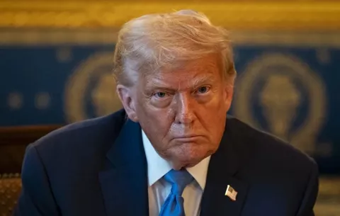 Trump señala a la UE de violar el pacto comercial y subirá al 25 % el arancel a los carros
