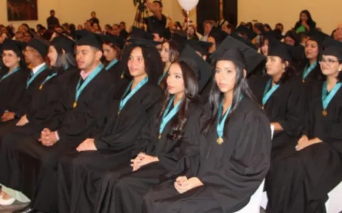 Universidad de Panamá gradúa a 27 nuevos médicos veterinarios