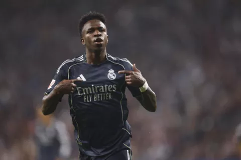 Vinicius dio el triunfo al Real Madrid y  frena el alirón del Barcelona