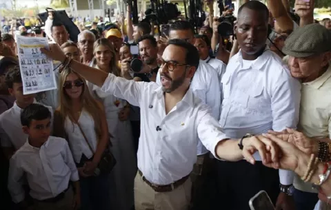 De la Espriella aventaja por más de 150.000 votos a Cepeda entre los colombianos en el exterior