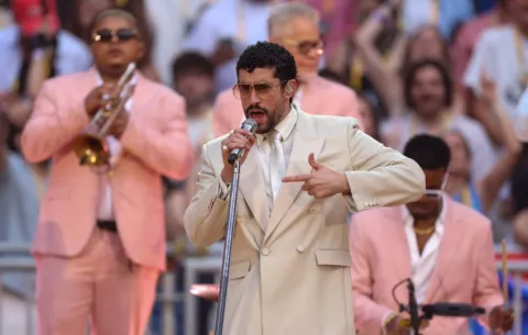 Bad Bunny, primer artista latino en recaudar $1,000 millones en giras