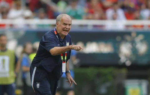 Un frustrado Bielsa admite que no pudo potenciar el poderío de Uruguay tras  su temprana eliminación