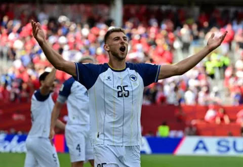 Suiza y Bosnia vive el juego minuto a minuto