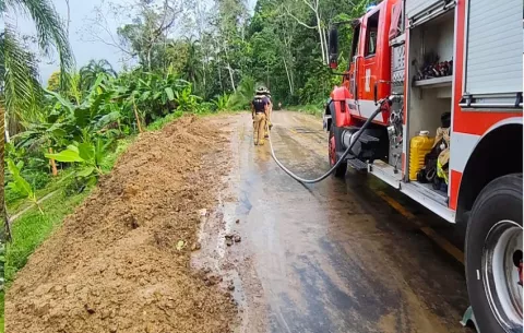 Atienden emergencia vial en Bocas del Toro tras deslizamientos por lluvias