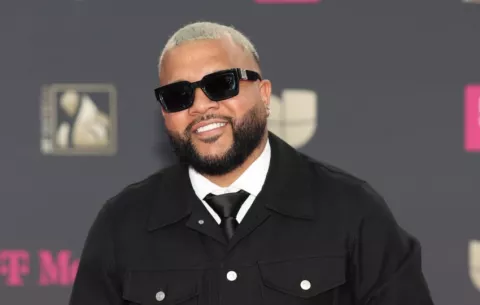 Dímelo Flow se tatúa el rostro de su hijo London