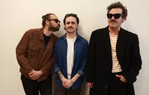La banda mexicana Enjambre aborda la 'crisis de salud mental' con el álbum 'Daños Luz'