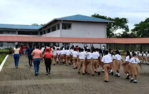 Estudiantes de Boca de Parita inician clases en nueva escuela tras diez años de espera