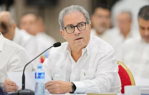 ¿Conflicto de intereses? Ministro de Salud Fernando Boyd Galindo niega nexos con empresa proveedora del Minsa