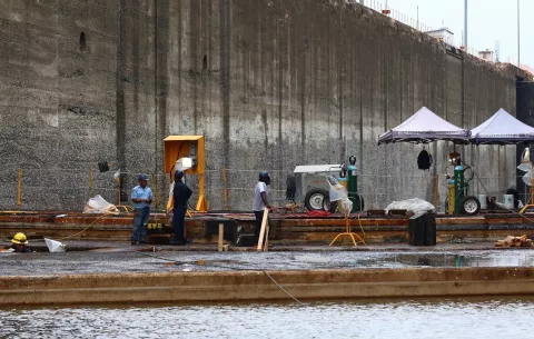 El Canal de Panamá inicia el mantenimiento en seco de las esclusas de Gatún como parte de un plan de $500 millones